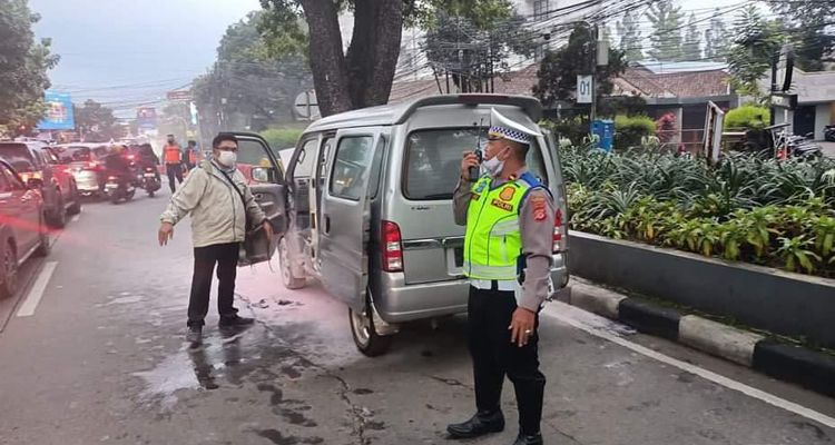 Mobil Suzuki Every terbakar di dekat Simpang Dago Kota Bandung, Minggu 25 Desember 2022.