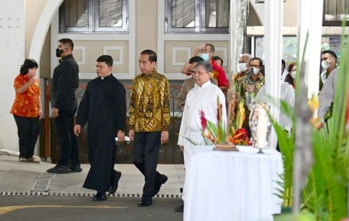 Presiden RI, Joko Widodo (Jokowi) ketika mengunjungi Gereja di Bogor, Jabar, Minggu 25 Desember 2022 saat perayaan Natal