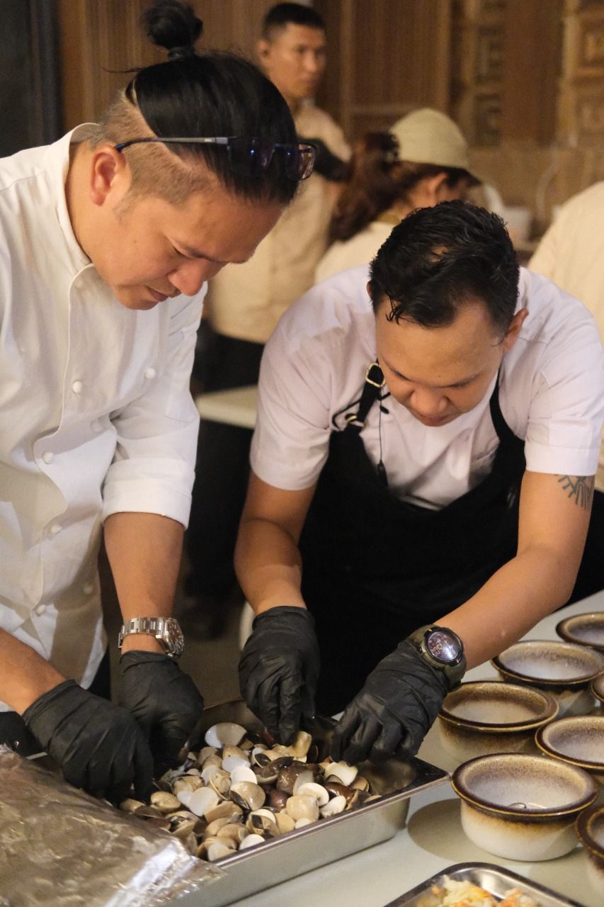 Chef Chandra dan tim FB dari Canna Bali menyiapkan menu istimewa di Malam Natal 2022.