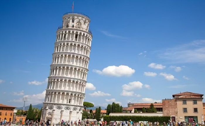 Menara Miring Pisa menjadi daya tarik wisatawan di Italia.*  