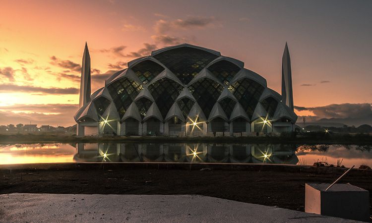 Masjid Raya Al Jabbar akan diresmikan pada Jumat 30 Desember 2022. Berikut 4 alasan dan 3 poin penting pembangunannya.