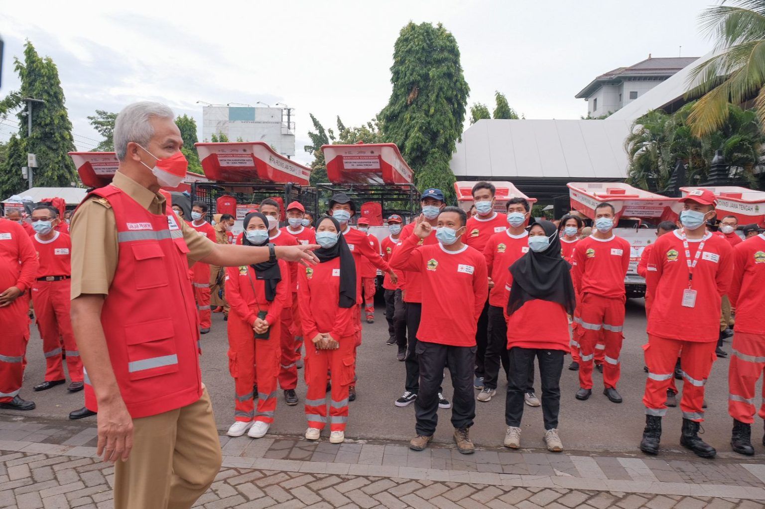 Gubernur Jawa Tengah Ganjar Pranowo cek pasukan apel hari relawan PMI pada Senin 26 Desember 2022