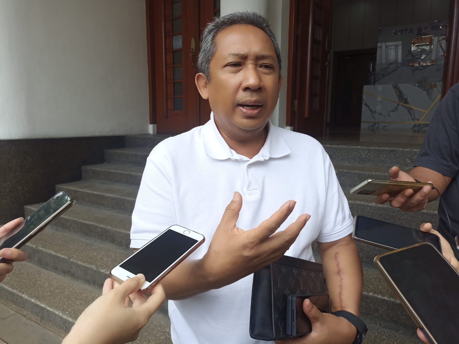 Wali Kota Bandung Yana Mulyana meminta warga menampung air tanah.
