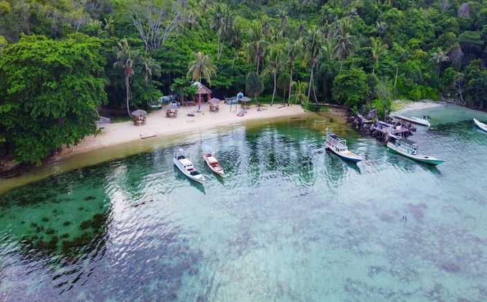 Pulau Karimunjawa, yang jadi viral usai kritik aktivis lingkungan Daniel Frits Tangkilisan terhadap tambak udang ilegal di medsosnya.