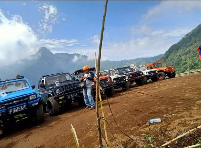 Ke Dieng naik jeep lebih nyaman. Mobil bisa diparkir di Alun-Alun Kota Kecamatan Bawang