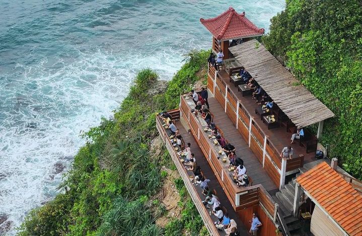 Potret wisatawan di Cliff Bar Puncak Segoro, salah satu tempat wisata Jogja paling hits/Instagram/puncaksegoro