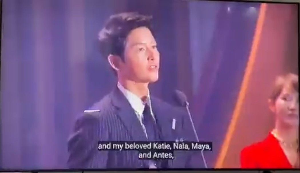 Song Joong Ki berterima kasih pada Katy, Nala, Maya, dan Antes saat ia menerima penghargaan di APAN Star Awards pada bulan September 2022.