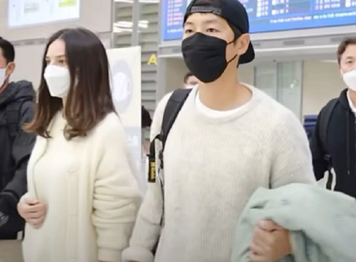 Pacar Song Joong Ki dikabarkan hamil dan segera menikah, sosok yang diduga pacar Song Joong Ki, terlihat di bandara.