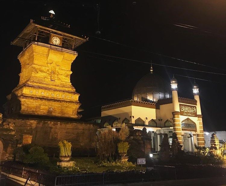 Masjid Menara Kudus Jawa Tengah merupakan Bangunan perpaduan tiga agama, Islam, Hindu, Budha.