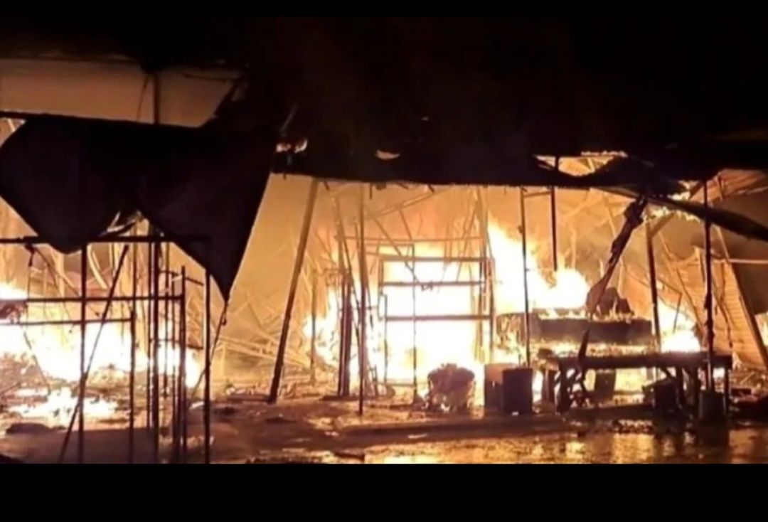Kebakaran Pasar Sentral Makassar Sulawesi Selatan pada Selasa malam.*