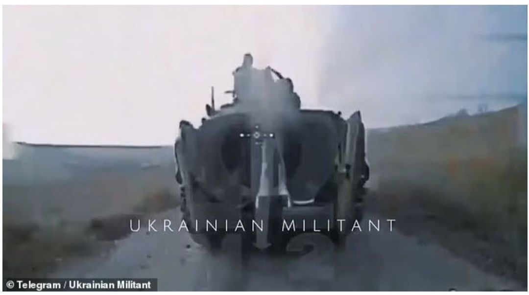 Rekaman menunjukkan saat yang tepat drone kamikaze Ukraina menghantam tank Rusia. 