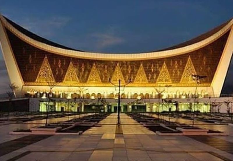 Masjid Raya Sumatera Barat sarat kearifan lokal dengan bangunan Rumah Gadang, berciri khas Minang.