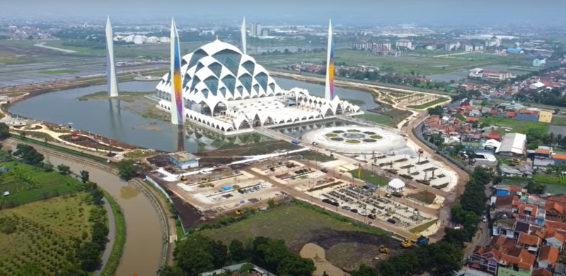 Al Jabbar, masterpiece Ridwan Kamil, diresmikan Jumat 30 Desember 2022.  Salah satu masjid unik di Indonesia.