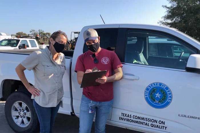 Penyelidik dari Texas Commission on Environmental Quality hadir di lokasi kejadian di Danau Jackson untuk melakukan pengambilan sampel air setelah amuba pemakan otak terdeteksi dalam pasokan air di Danau Jackson, Texas, AS, 26 September 2020.