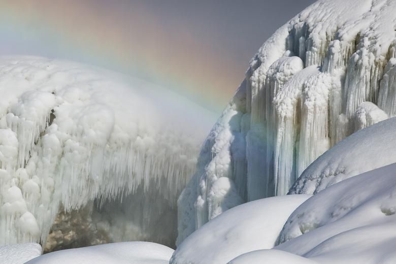 Es berada di dasar Air Terjun Niagara, New York, 21 Februari 2021. Latar belakang ada pelangi menjadikan objek wisata itu dikunjungi para turis.*  
