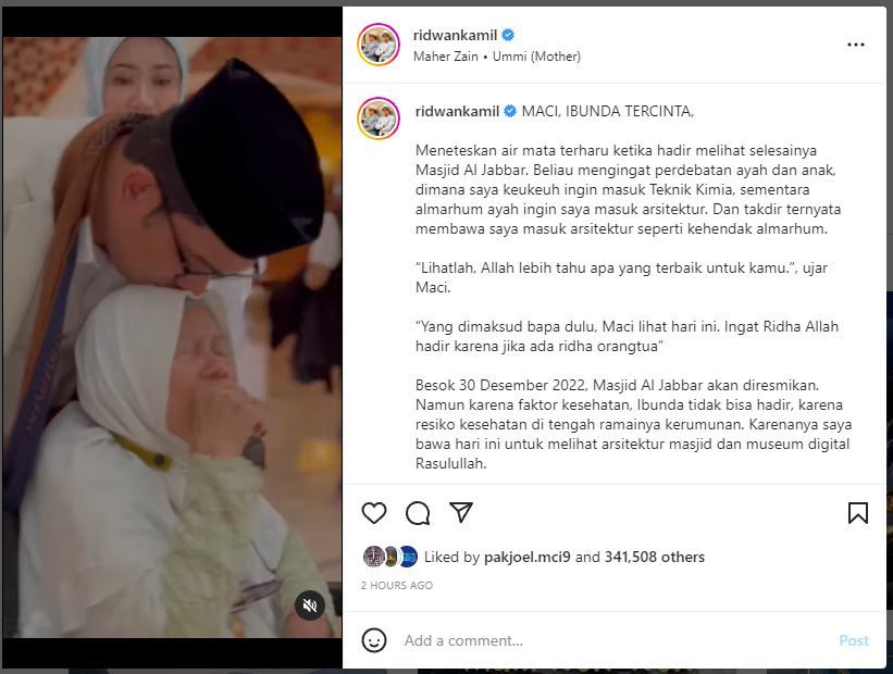Unggahan Gubernur Jabar Ridwan Kamil tatkala mencium kepala ibunda tercinta, Maci, saat menyaksikan dari dekat Masjid Raya Al Jabbar di Jalan Cimencrang 14, Gedebage, Kota Bandung, Provinsi Jabar.
