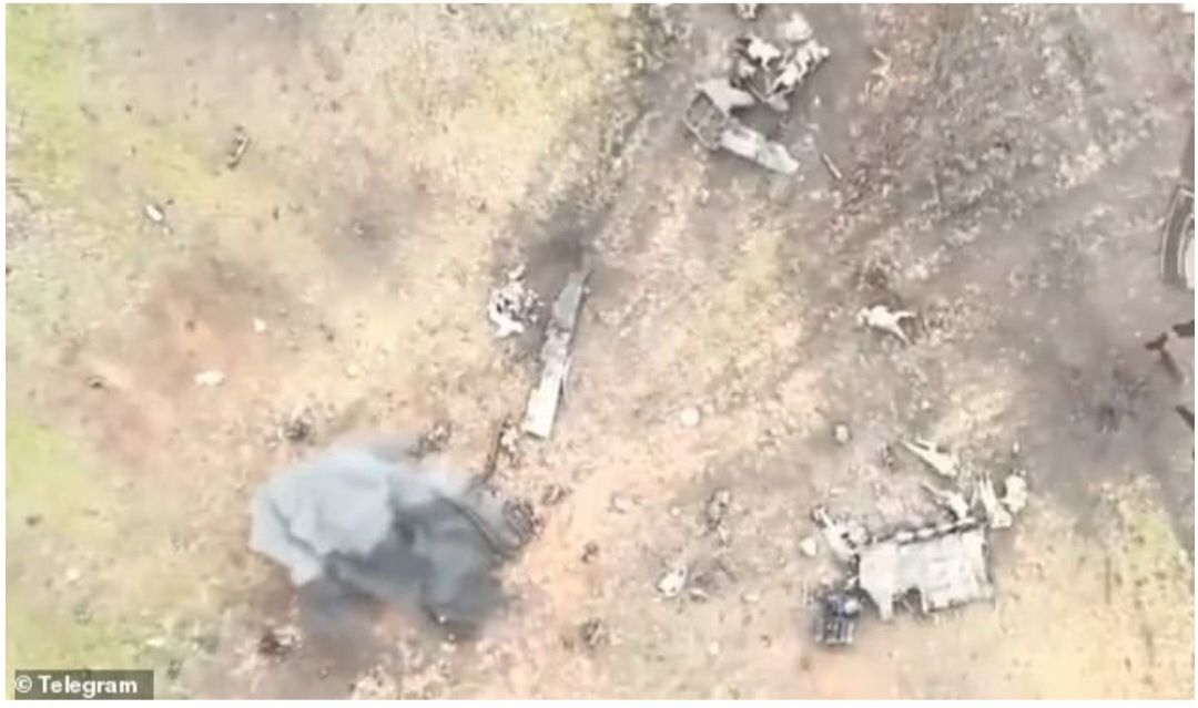 Sebuah pesawat tak berawak Ukraina menangkap gambar saat sekelompok pasukan Rusia diserang artileri berat di dekat kota Bakhmut, Ukraina di Donetsk./  