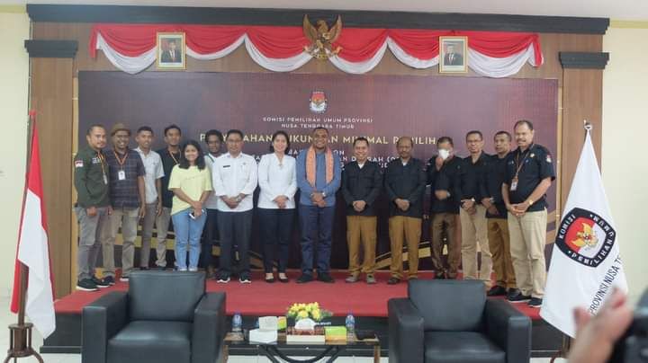 AWK bersama rombongan Berpose Komisioner KPU saat mendaftar di KPU NTT Rabu 28 Desember 2022