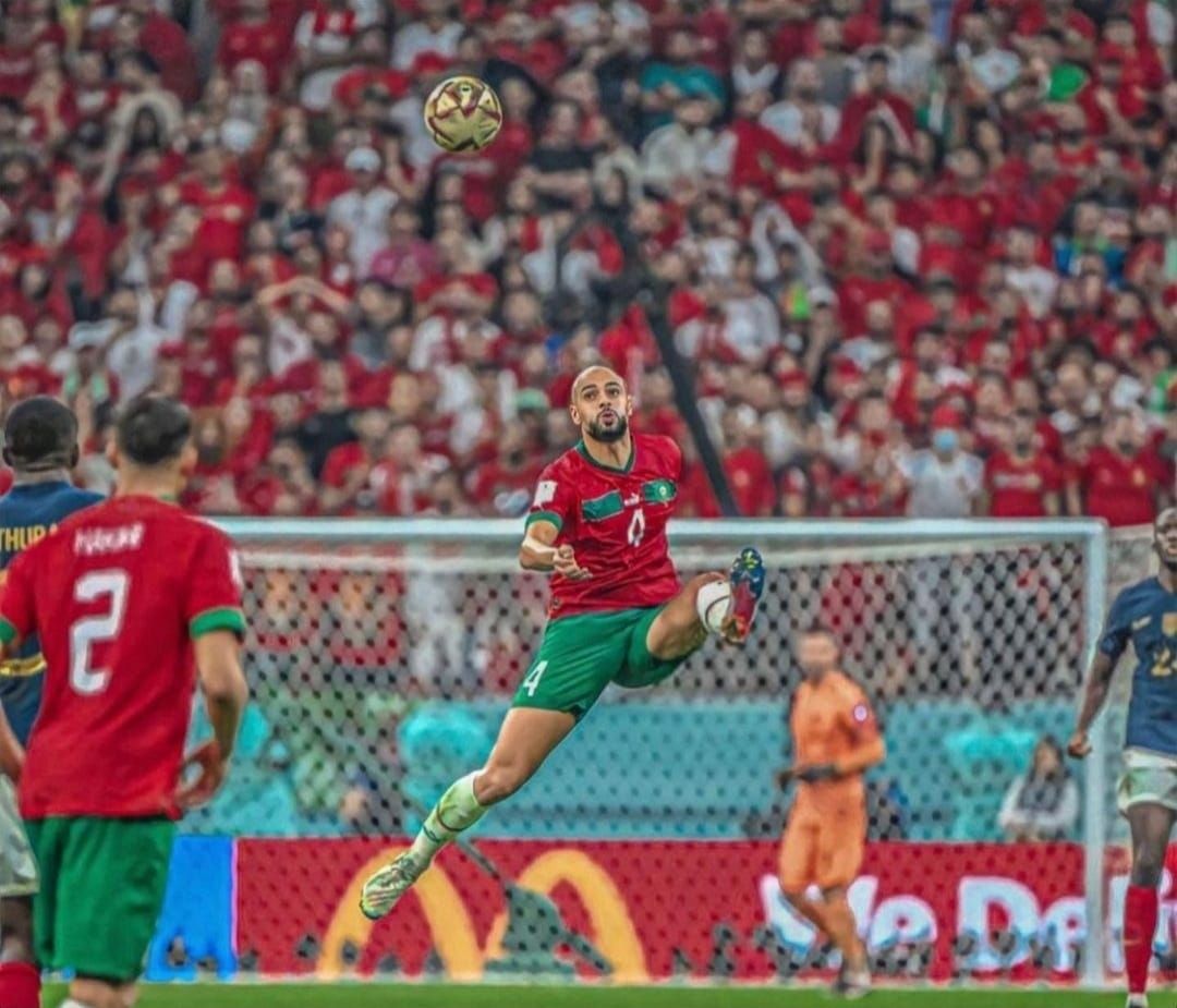 Aksi Sofyan Amrabat saat melawan Prancis di Piala Dunia 2022