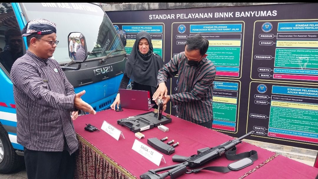 Kepala BNN Banyumas, Fierza Mucharom Nasution, saat menunjukkan senapan di depan kantor BNNK Banyumas Jumat pagi.*