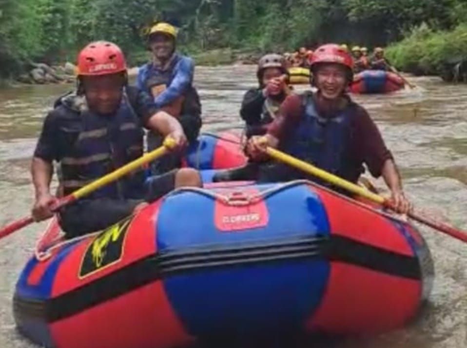 Seru dan sensasinya arung jeram atau rafting guru dan tenaga kependidikan SMP Negeri 2 (Espero) Klaten, di sungai Elo Magelang