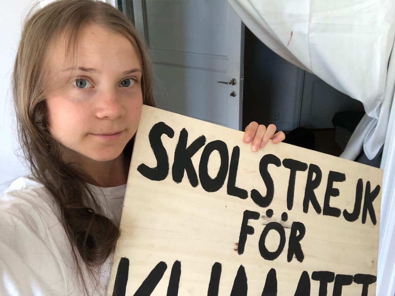 Aktivis lingkungan Greta Thunberg viral di internet dan sosial media, setelah membalas cuitan pamer koleksi 33 mobil yang ditujukan pada Greta Thunberg oleh influencer kontroversial Andrew Tate.