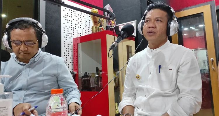 Bupati Bandung Dadang Supriatna bersama Kepala Dinas Lingkungan Hidup Kabupaten Bandung Asep Kusumah di Studio Radio PRFM, Jumat 30 Desember 2022.