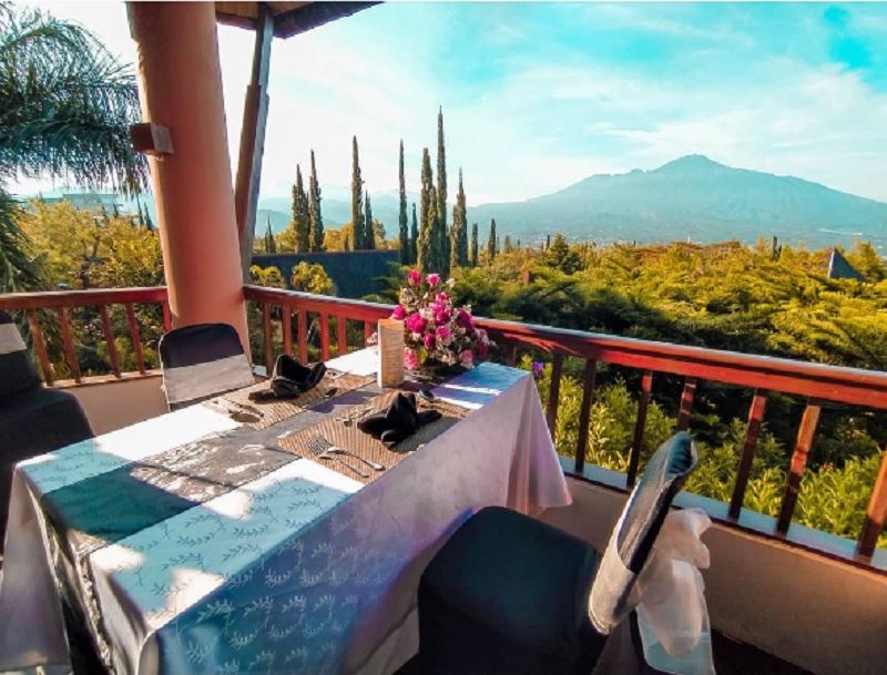 View pegunungan bisa dinikmati saat bersantai di Klub Bunga Resort Kota Batu