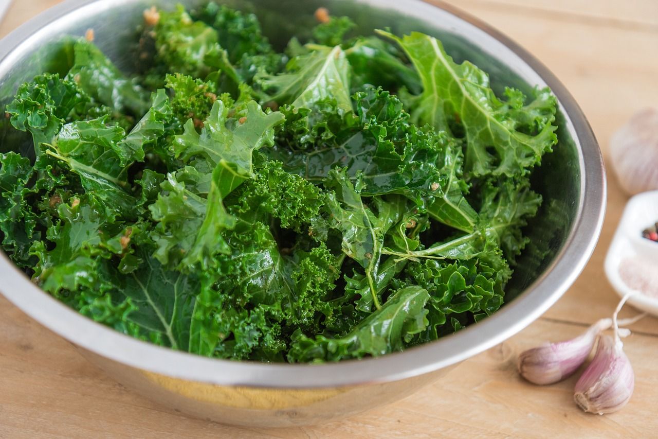 Ilustrasi kale, sayur yang mengandung Vitamin K tinggi. 
