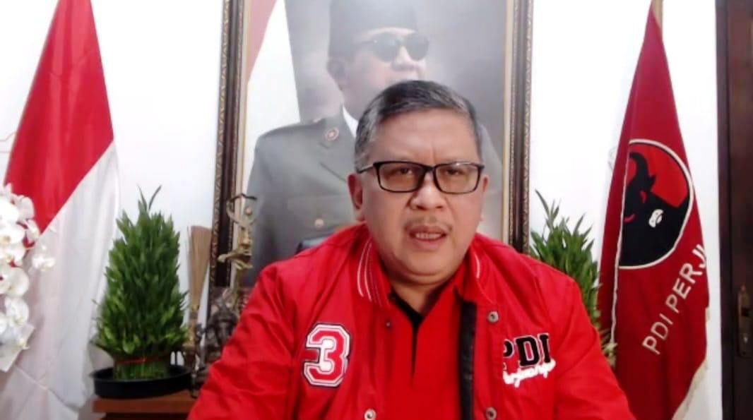 Sekjen DPP PDI Perjuangan Hasto Kristiyanto dalam konferensi pers 'Refleksi Akhir Tahun 2022 dan Harapan Menuju Tahun 2023' yang digelar secara daring, Jumat (30/12/2022). Foto: PDIP