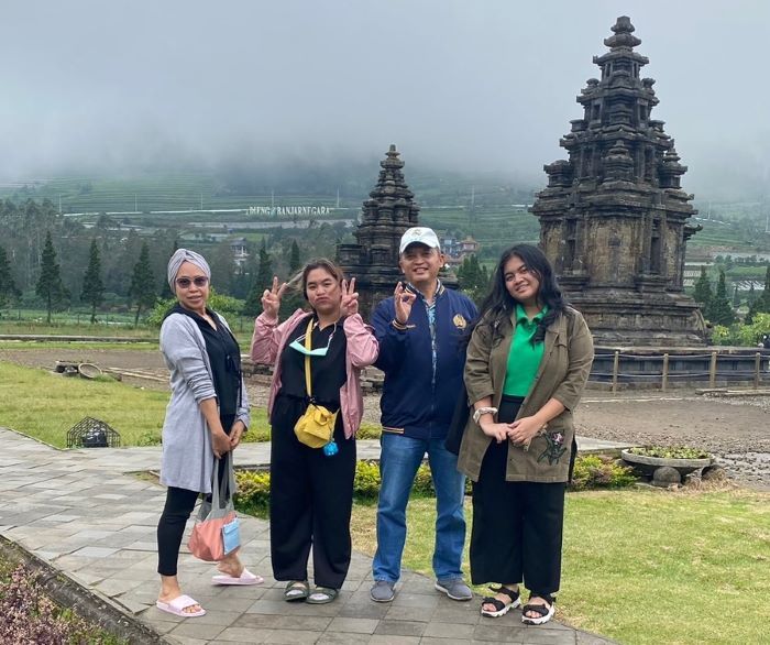 Istiana Yulianti (51) dan suaminya beserta dua putrinya, akhir tahun 2022 ini mencoba berlibur di "destinasi wisata yang tidak biasa", Kompleks Candi Arjuna, Dieng, Desa Dieng Kulon, Batur, Banjarngara.