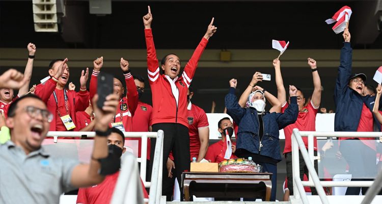 Presiden Joko Widodo (Jokowi) saat merayakan gol Indonesia saat melawan Thailand di GBK pada Kamis, 30 Desember 2022.