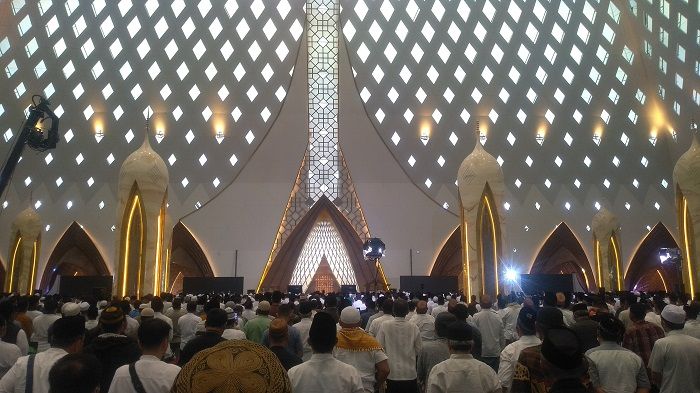 Shalat Jumat pertama kali digelar di Masjid Al Jabbar, Gedebage, Bandung, Jawa Barat pada Jumat, 30 Desember 2022.