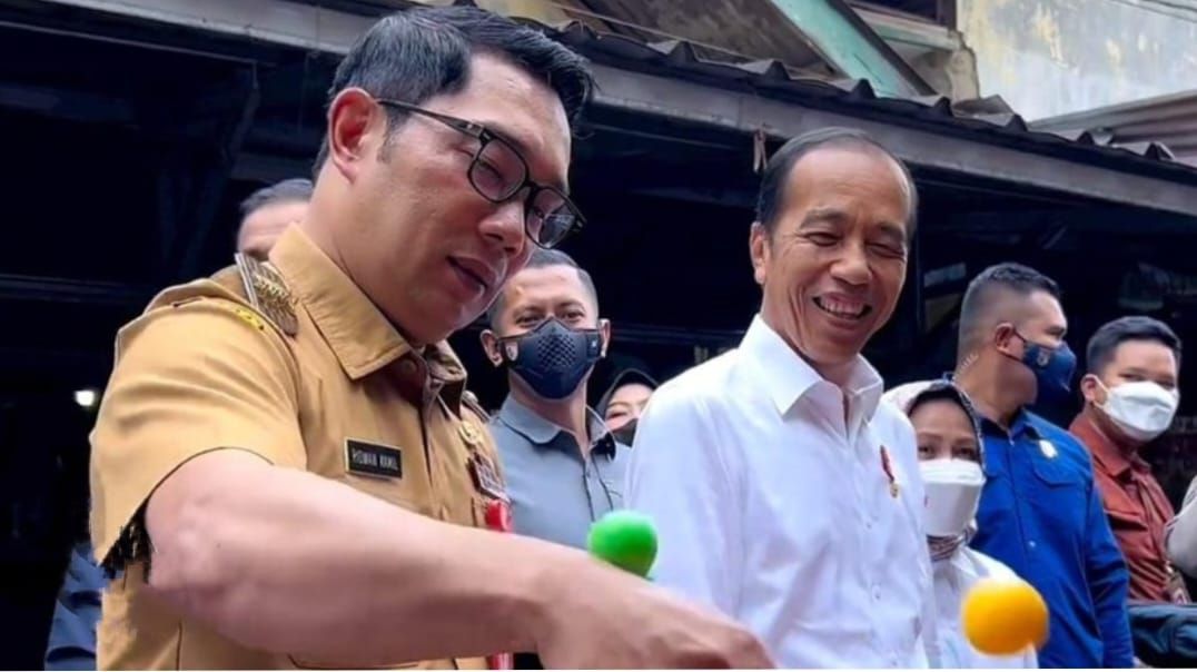 Presiden Joko Widodo dan Gubernur Jawa Barat Ridwan Kamil main Lato Lato