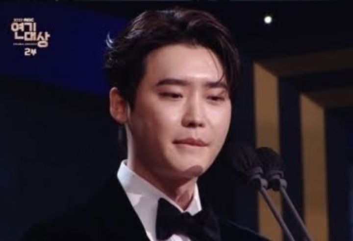 Pacaran Dengan IU 4 Bulan, Pidato Penghargaan Lee Jong Suk di MBC Drama Awards Diduga Pengakuan Cinta