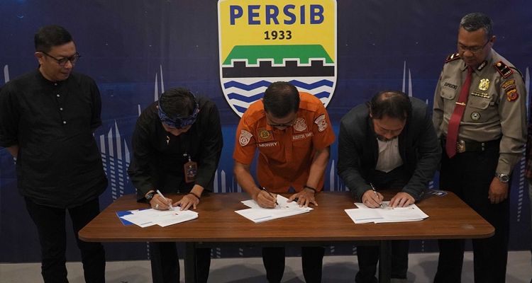 Penyerahan hasil risk assesment Mabes Polri kepada Manejemen PT Persib Bandung Bermartabat, Sabtu 31 Desember 2022.