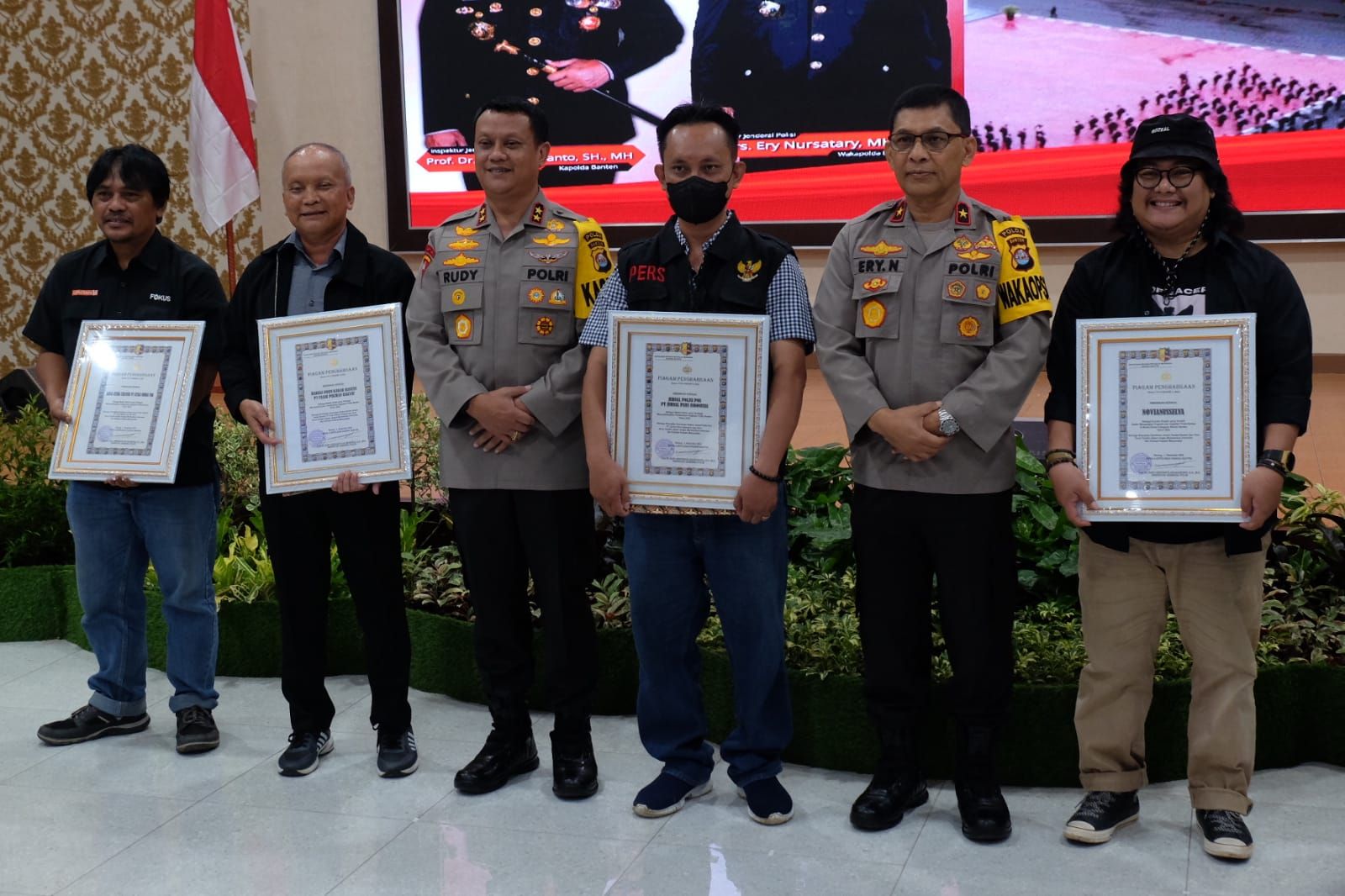 Kapolda Banten Irjen Pol Rudy Heriyanto foto bersama penerima penghargaan.