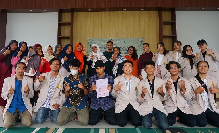 Seminar Pelatihan foto produk dalam rangka Proyek Sosial Mahasiswa Amikom di Desa Karangkajen Yogyakarta pada Minggu 4 Desember 2022.