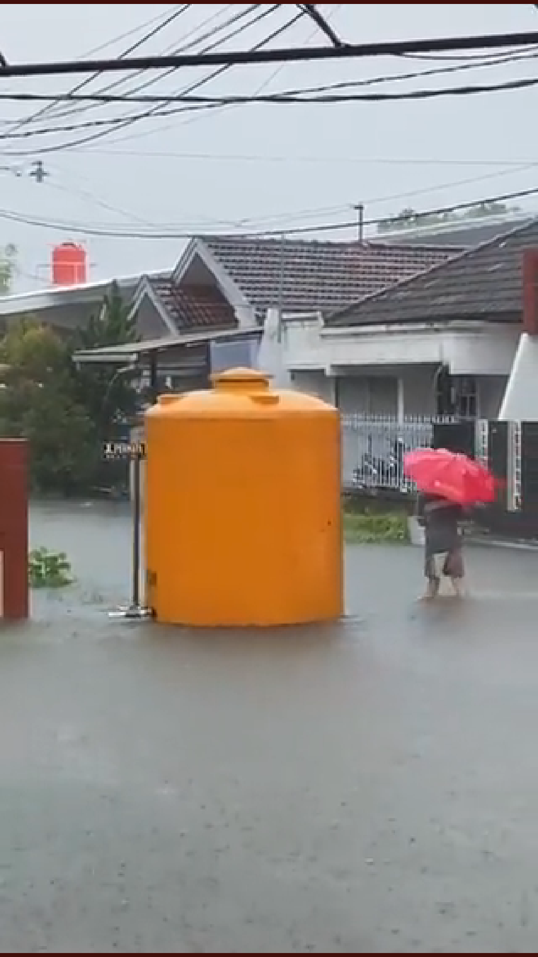 Toren air terbawa arus banjir di Semarang