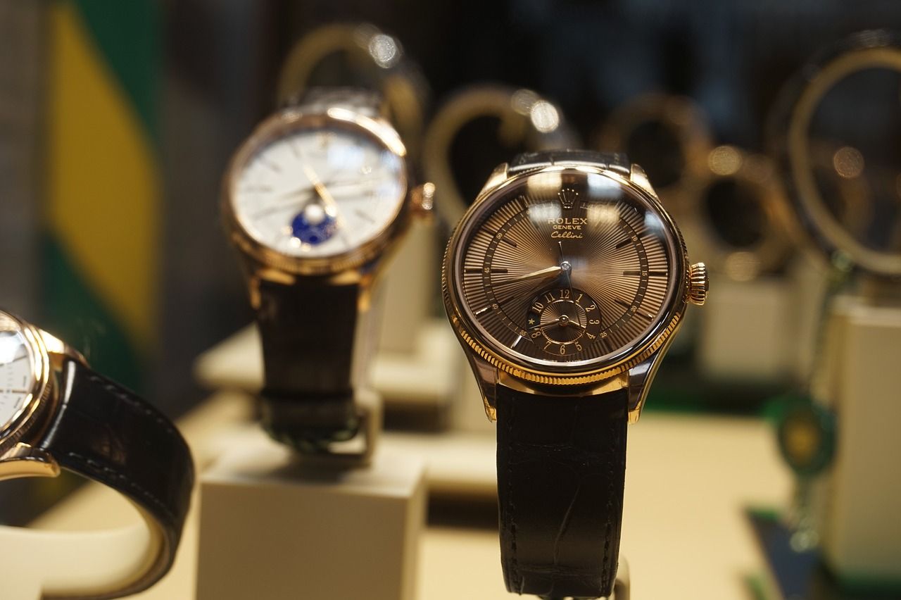 Jam tangan yang diciptakan Peter Heinlein menjadi cikal bakal dari jam modern, yang kemudian dilanjutkan Galileo Galilei hingga menjadi jam modern seperti sekarang.