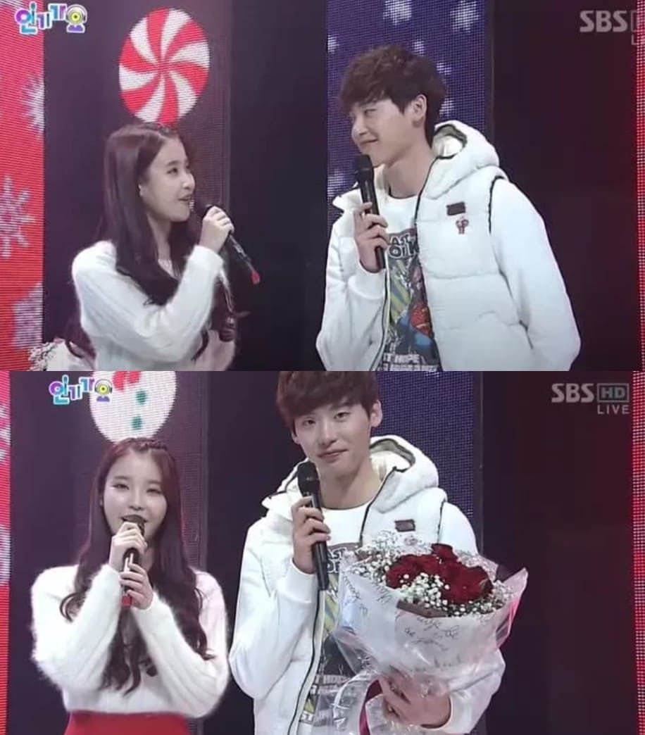 IU memberikan buket bunga mawar merah kepada Lee Jong Suk di Inkigayo SBS 2012.