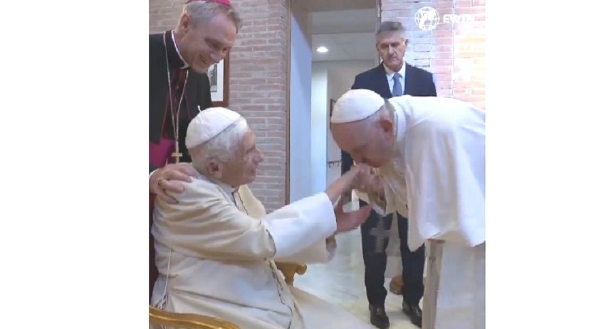 Paus Emiritus Benediktus XVI saat dijenguk Paus Fransiskus. Foto: Istimewa