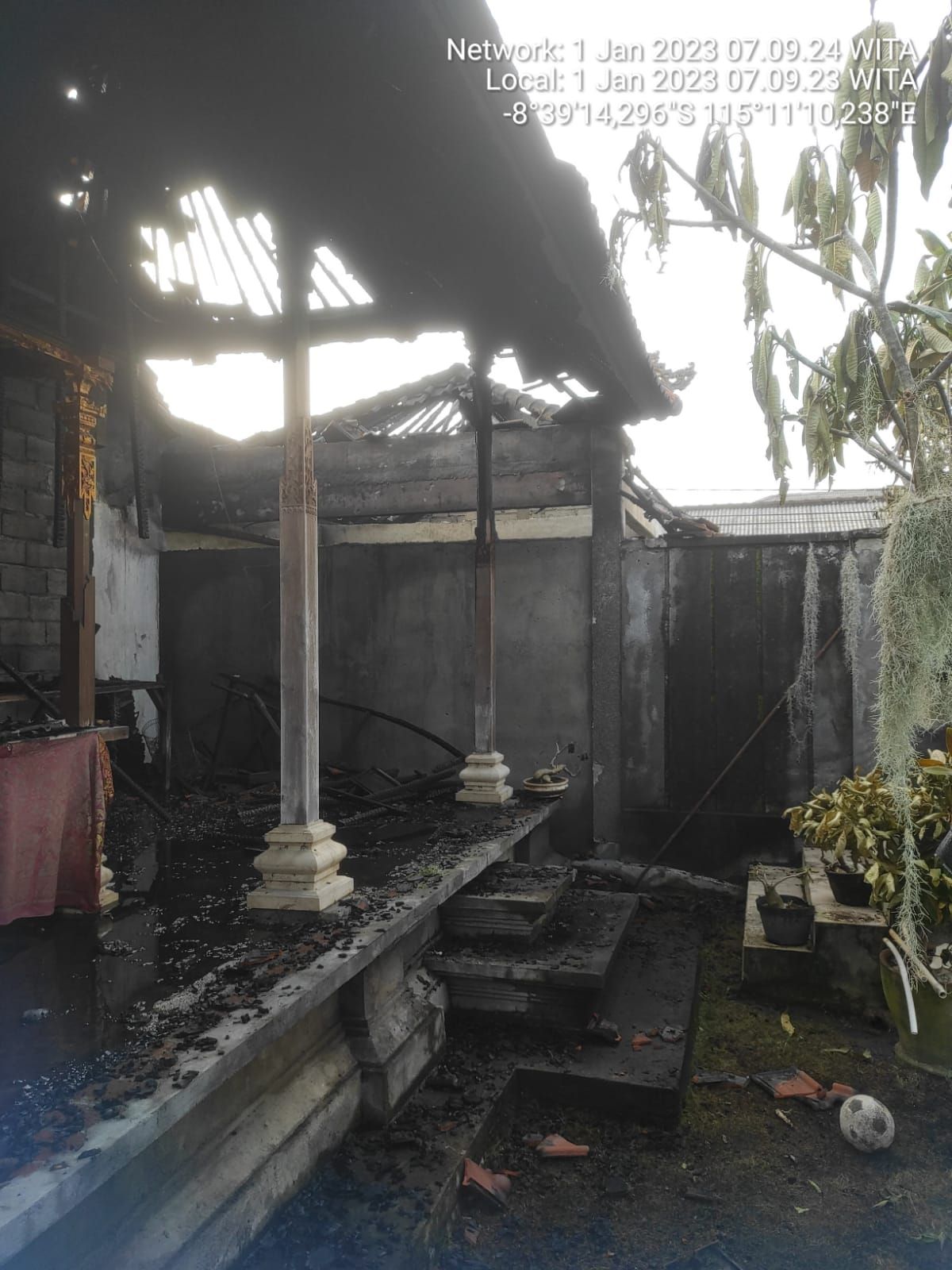 Seusai malam tahun baruan, sebuah bangunan di Jalan Gunung Tangkuban Perahu, Gang Angsa, Nomor 1, Kelurahan Padangsambian, Denpasar Barat, Kota Denpasar, Bali hangus terbakar. 