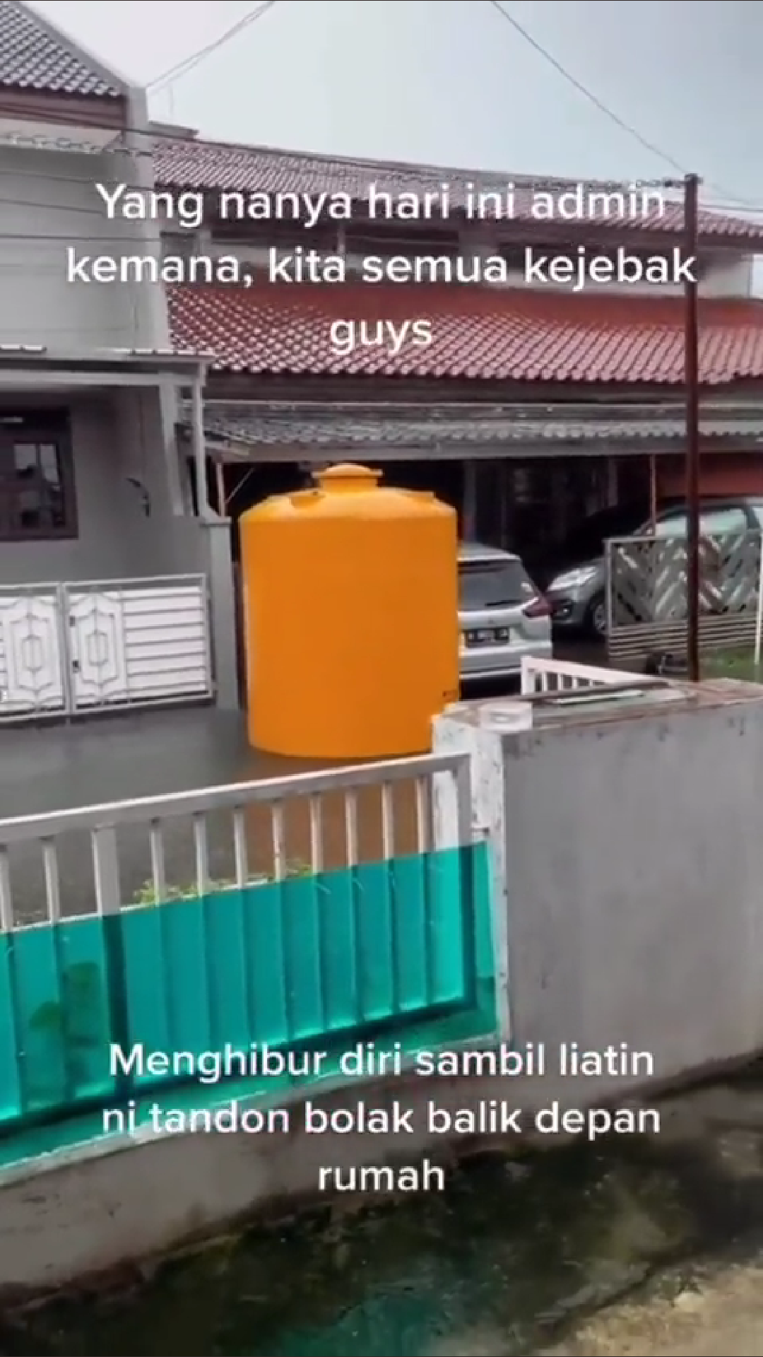 Toren air berukuran cukup besar terbawa arus banjir di Semarang