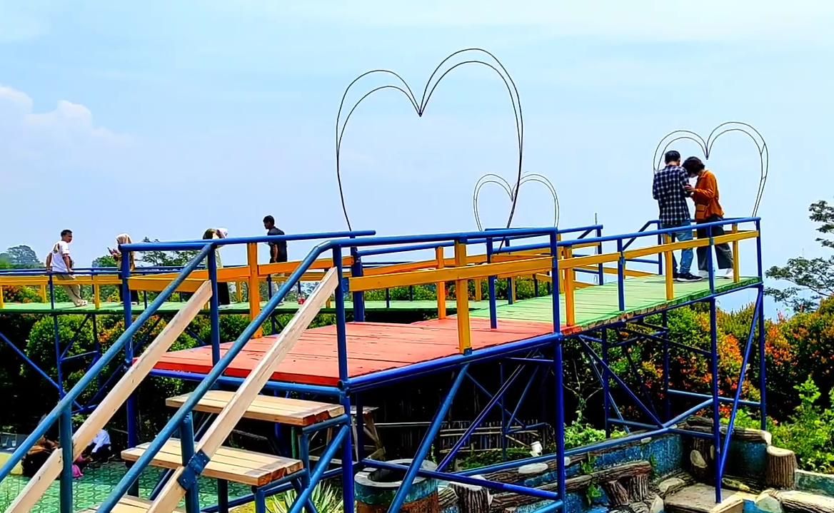 Jembatan dengan spot foto love di beberapa sudut, salah satu spot selfie di Saung Biru Pandeglang