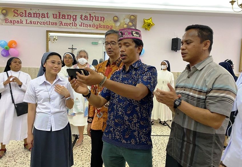 Rm Ferdinandus Supandri SX mengajak Dubes Laurentius Jinangkung ikut bernyanyi. Foto: Lucius GK