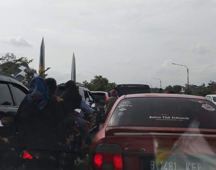 kemacetan parah menuju Masjid Raya Al Jabbar Bandung