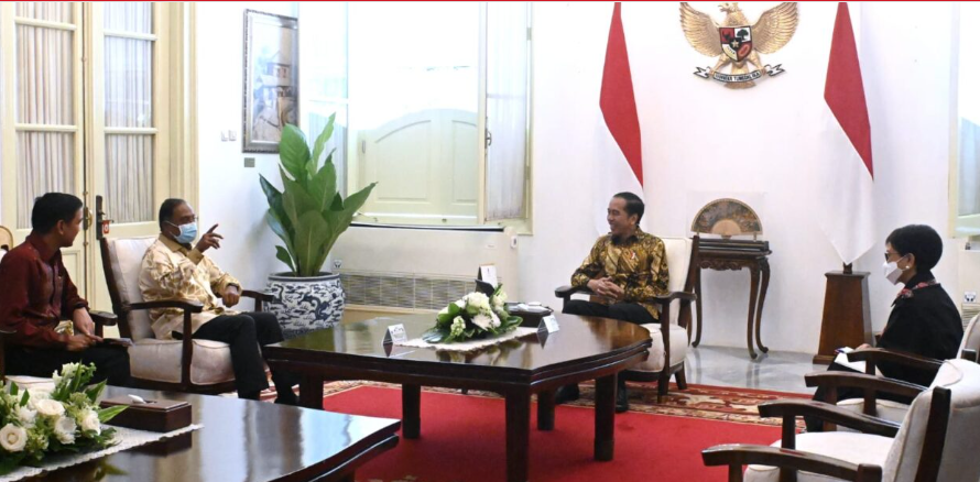 Presiden Joko Widodo menerima Menteri Luar Negeri Malaysia Dato’ Seri Diraja Zambry Abdul Kadir beserta delegasi di Istana Merdeka, Jakarta, pada Jumat, 30 Desember 2022. Foto: BPMI Setpres/Kris