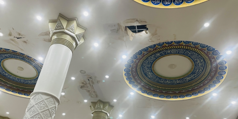 Kondisi plafon Masjid Agung Baitul Ghafur Aceh Barat Daya yang mulai rontok