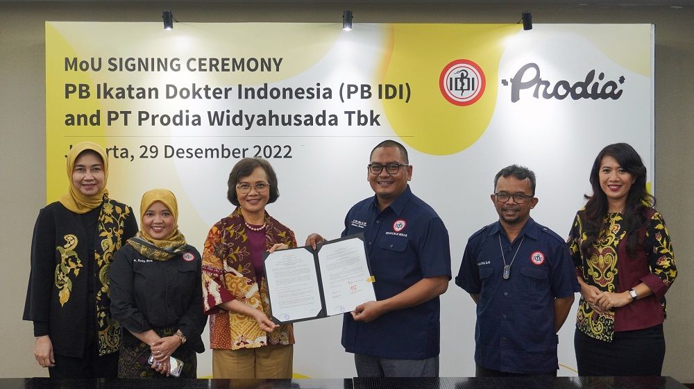 Jajaran PT Prodia Widyahusada Tbk bersama Pengurus Besar IDI berfoto bersama usai penandatangan Kerjasama Prodia dengan PB IDI (29/12/2022) di Jakarta. Foto: Prodia 